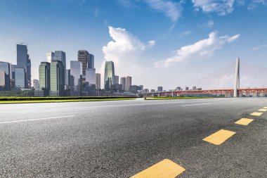 Panoramik ufuk çizgisi ve boş yolu olan binalar