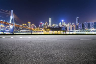 Panoramik manzarası ve binaları geceleri boş yol ile