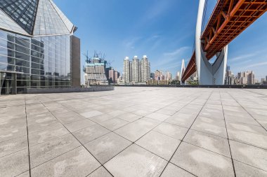 Panoramik ufuk çizgisi ve boş yolu olan binalar