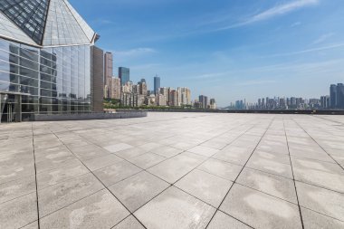 Panoramik ufuk çizgisi ve boş yolu olan binalar