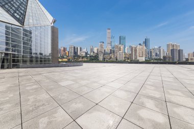 Panoramik ufuk çizgisi ve boş yolu olan binalar
