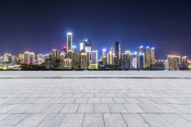 Panoramik manzarası ve binaları geceleri boş yol ile