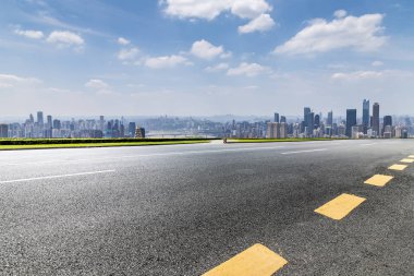Panoramik ufuk çizgisi ve boş yolu olan binalar