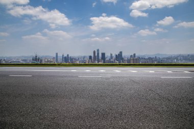 Panoramik ufuk çizgisi ve boş yolu olan binalar