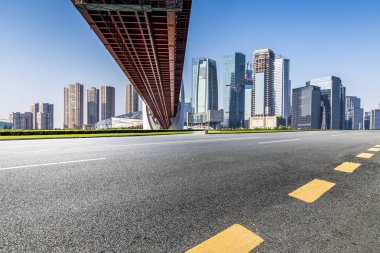 Panoramik ufuk çizgisi ve boş yolu olan binalar