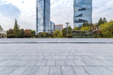 Modern iş ofis binası, boş yere ile boş yol