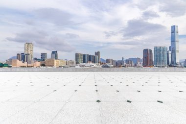 Panoramik siluet ve boş yolu, boş beton zemini olan modern iş binaları.