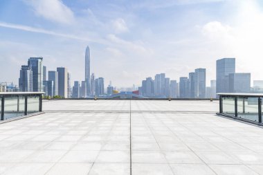 Panoramik siluet ve boş yolu, boş beton zemini olan modern iş binaları.