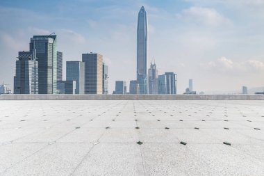 Panoramik siluet ve boş yolu, boş beton zemini olan modern iş binaları.