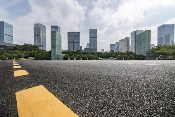 Carretera Vacía Con Moderno Edificio Oficinas Negocios — Foto de Stock