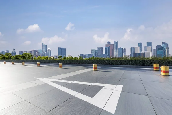 Panoramik ufuk çizgisi ve boş yolu olan binalar