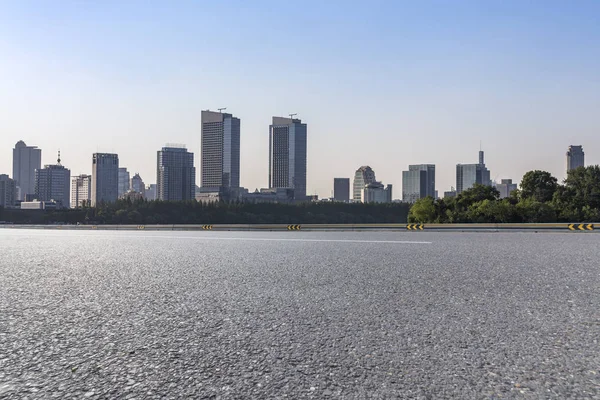 Skyline Panorámico Edificios Con Camino Vacío — Foto de Stock