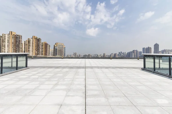 Skyline Panorámico Edificios Con Piso Cuadrado Hormigón Vacío —  Fotos de Stock