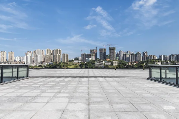Skyline Panorámico Edificios Con Hormigón Vacío Plaza Floorchongqing Citychina — Foto de Stock