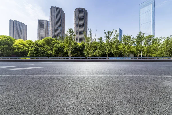 Modern iş ofis binası, boş yere ile boş yol