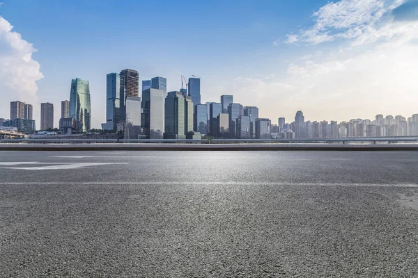 Skyline Panorâmico Edifícios Com Estrada Vazia — Fotografia de Stock