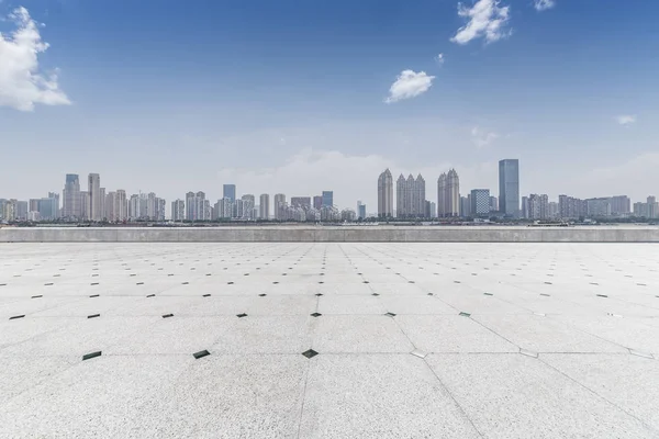 Panoramik Siluet Boş Yolu Boş Beton Zemini Olan Modern Binaları — Stok fotoğraf