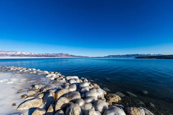 Lago Congelado Sailimu Con Fondo Montaña Nieve Yili Xinjiang China — Foto de Stock