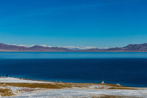 Kar Dağ Arka Plan Yılı Çin Xinjiang Donmuş Sailimu Gölü — Stok fotoğraf