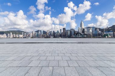 Panoramik siluet ve boş yolu, boş beton zemini olan modern iş binaları.
