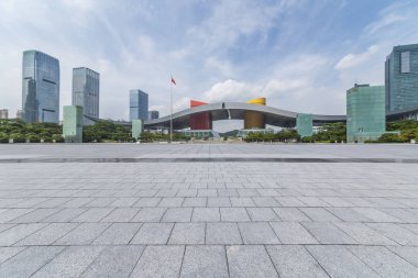 Panoramik siluet ve boş yolu, boş beton zemini olan modern iş binaları.