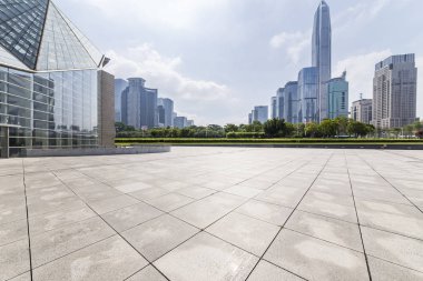 Panoramik siluet ve boş yolu, boş beton zemini olan modern iş binaları.