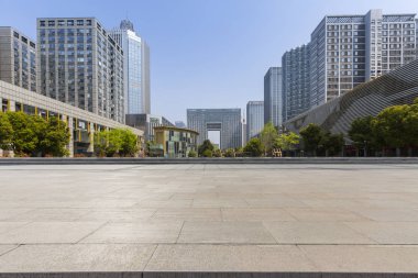 Panoramik siluet ve boş yolu, boş beton zemini olan modern iş binaları.