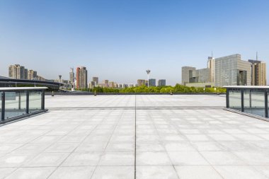 Panoramik siluet ve boş yolu, boş beton zemini olan modern iş binaları.