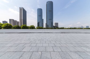 Panoramik siluet ve boş yolu, boş beton zemini olan modern iş binaları.