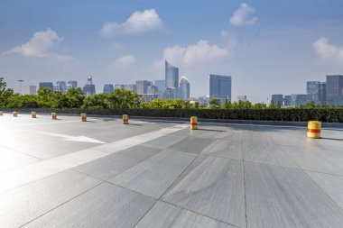 Panoramik siluet ve boş yolu, boş beton zemini olan modern iş binaları.
