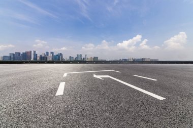 Panoramik siluet ve boş yolu, boş beton zemini olan modern iş binaları.