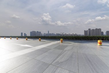 Panoramik siluet ve boş yolu, boş beton zemini olan modern iş binaları.
