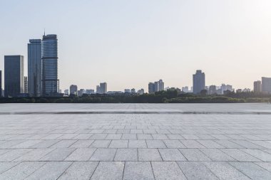 Panoramik siluet ve boş yolu, boş beton zemini olan modern iş binaları.
