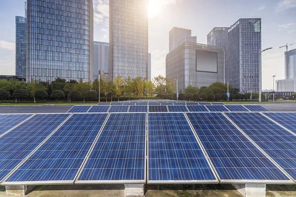 Solar Och Moderna Stadens Silhuett — Stockfoto