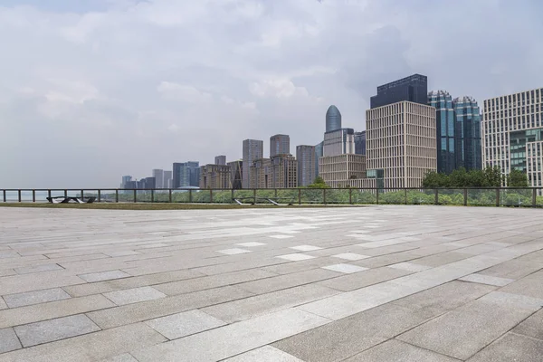 Panoramische Skyline Moderne Kantoorgebouwen Met Lege Weg Lege Betonnen Vierkante — Stockfoto