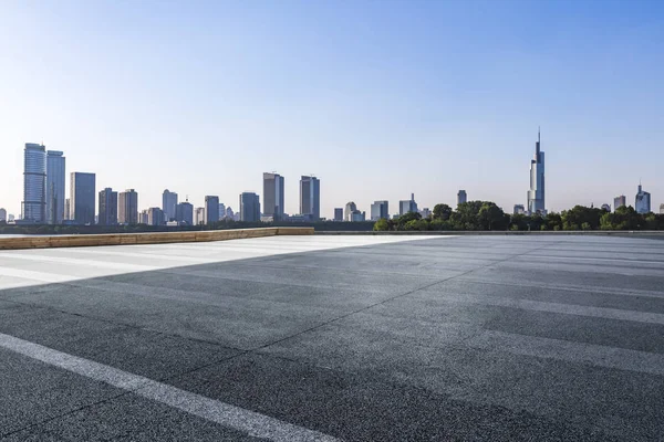 Skyline Panorâmico Modernos Edifícios Escritórios Negócios Com Estrada Vazia Piso — Fotografia de Stock