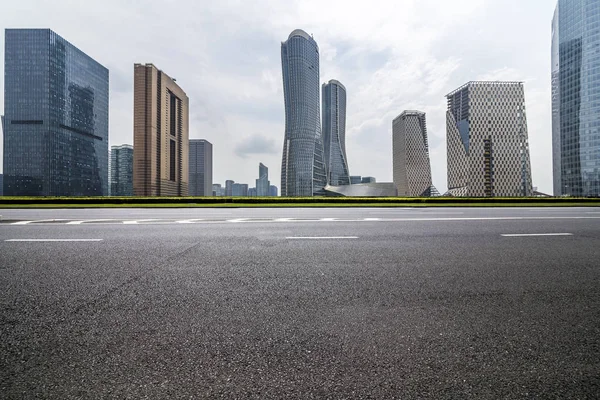 Panorámás Tetőtér Modern Irodaházak Üres Úttal Üres Betonpadlóval — Stock Fotó