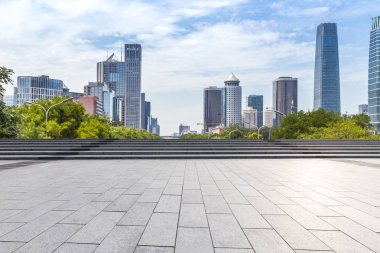 Panoramik siluet ve boş yolu, boş beton zemini olan modern iş binaları.