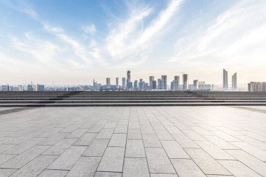 Panoramik siluet ve boş yolu, boş beton zemini olan modern iş binaları.