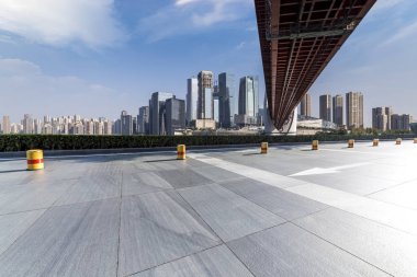 Panoramik siluet ve boş yolu, boş beton zemini olan modern iş binaları.