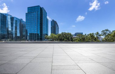 Panoramik siluet ve boş yolu, boş beton zemini olan modern iş binaları.