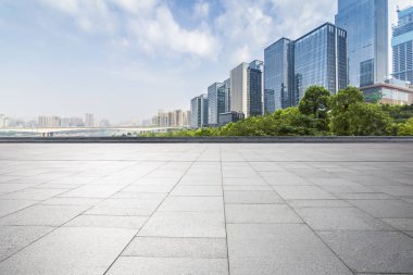 Panoramik siluet ve boş yolu, boş beton zemini olan modern iş binaları.