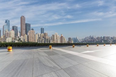 Panoramik siluet ve boş yolu, boş beton zemini olan modern iş binaları.