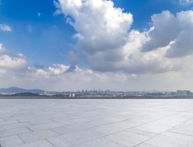 Panoramik siluet ve boş yolu, boş beton zemini olan modern iş binaları.