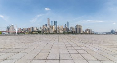 Panoramik siluet ve boş yolu, boş beton zemini olan modern iş binaları.