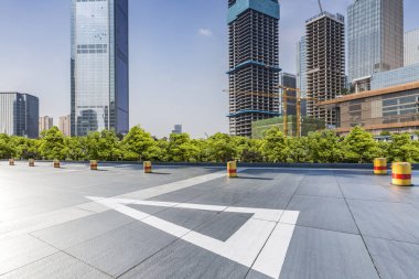 Panoramik siluet ve boş yolu, boş beton zemini olan modern iş binaları.