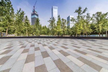 Panoramik siluet ve boş yolu, boş beton zemini olan modern iş binaları.
