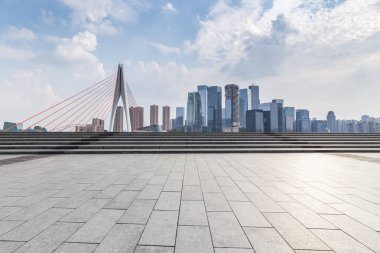 Panoramik siluet ve boş yolu, boş beton zemini olan modern iş binaları.