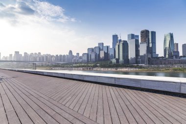 Panoramik siluet ve boş yolu, boş beton zemini olan modern iş binaları.