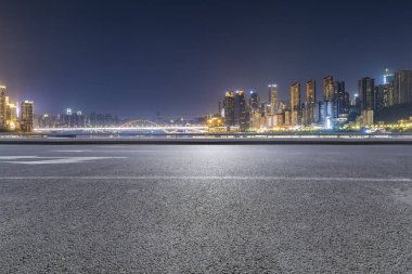 Panoramik manzarası ve binalar gece boş roadchongqing şehir ile